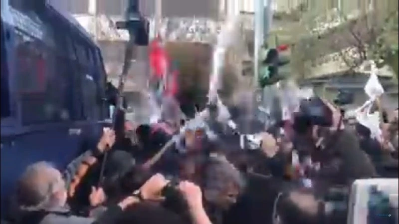 Επεισόδια και χημικά έξω από το ξενοδοχείο που θα μιλήσει ο Τσίπρας (βίντεο)
